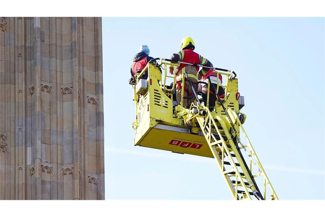 Protest am Big Ben: Mann mit Palästinaflagge auf Turm Großeinsatz in London: Ein Mann ist auf den Turm mit der Glocke Big Ben geklettert.