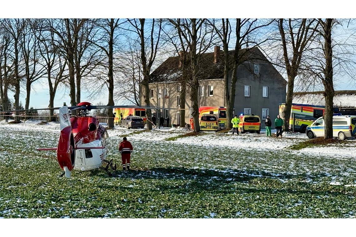 Stichattacke: Zwei Tote und zwei Verletzte in Brandenburg Großeinsatz von Polizei und Rettungskräften nach einem Gewaltverbrechen in Casekow im Nordosten Brandenburgs.