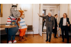 Großer Auftritt im Staatsministerium: Äffle und Pferdle, die neuen Dialektbotschafter des Landes, mit Ministerpräsident Winfried Kretschmann.