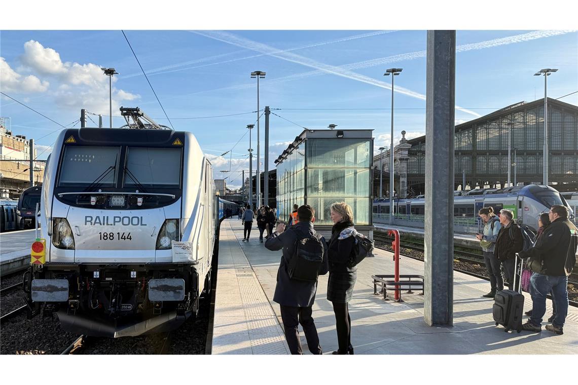 Großer Bahnhof für den neuen Zug bei der ersten Fahrt im Gare du Nord.