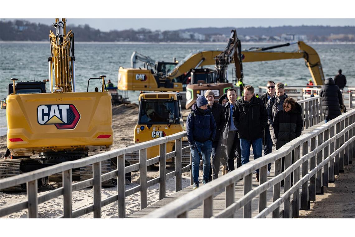 Großer Einsatz zur Rettung des gestrandeten Buckelwals