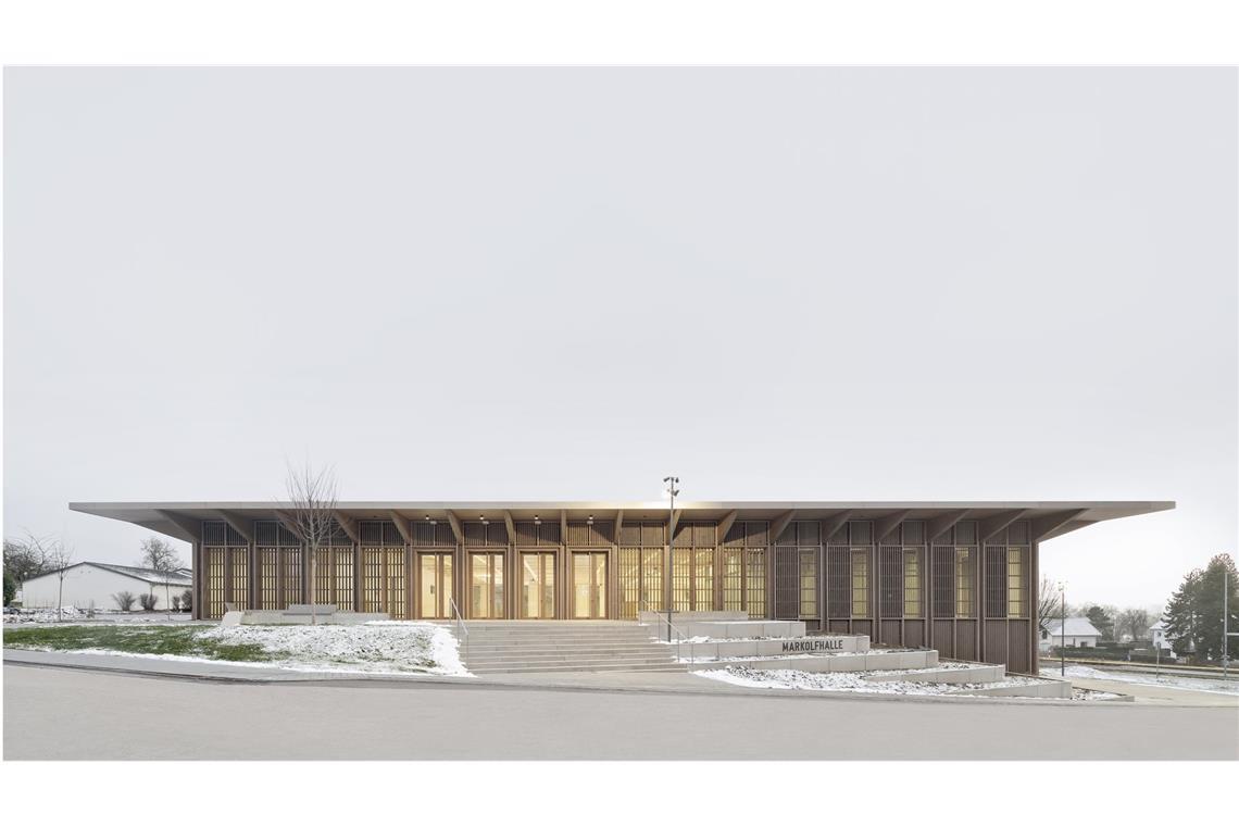 So sehen die besten Häuser in Stuttgart und im Land aus Großer Hugo: Die Stuttgarter Steimle Architekten haben für die Große Kreisstadt Radolfzell in Markelfingen diese Halle geplant. „Die Mehrzweckhalle entwickelt sich mit der leichten Hanglage und passt sich angemessen dem angrenzenden Kontext an“, befand die Jury. Das Gebäude hat auch den Holzbaupreis des Landes Baden-Württemberg 2024 erhalten.