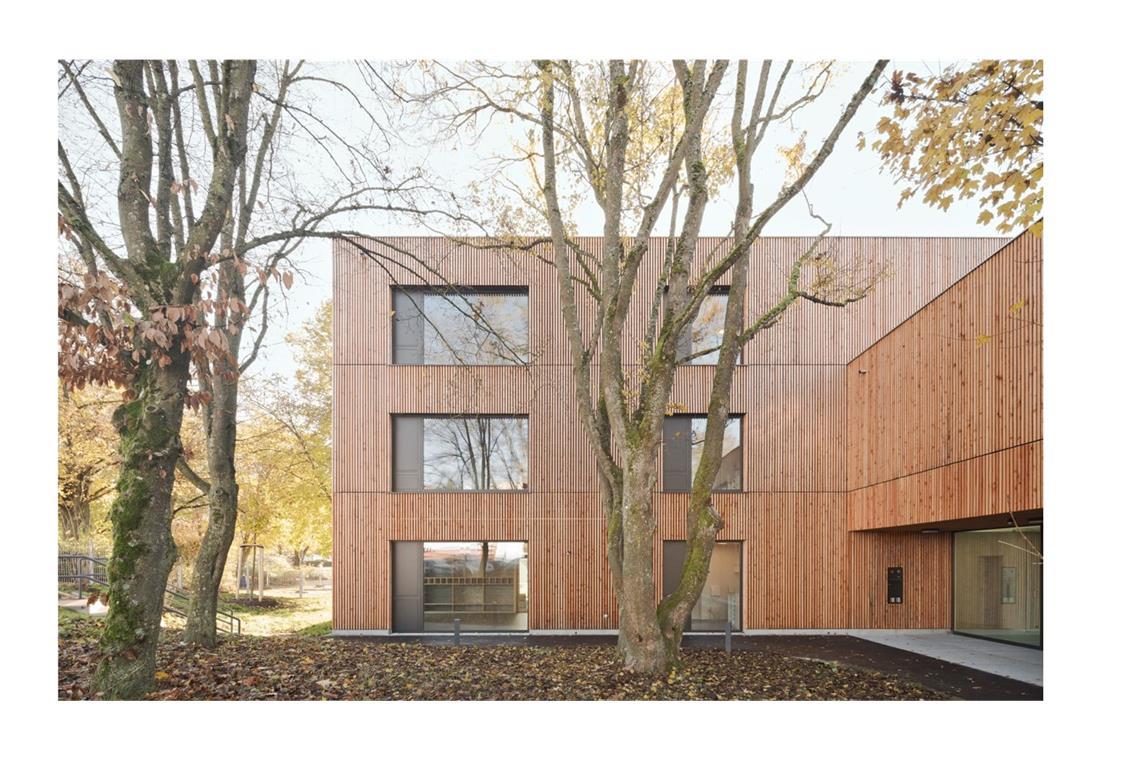 So sehen die besten Häuser in Stuttgart und im Land aus Großer Hugo für die mehrstöckige Kita zwischen Bäumen vom Stuttgarter Büro Franke Seiffert Architekten in Böblingen. Der alte Baumbestand blieb beim Neubau erhalten. Die Fassade besteht aus heimischer Lärche.