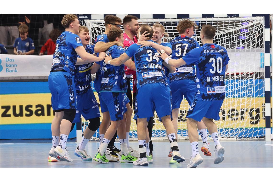 Großer Jubel bei den Spielern des TVB Stuttgart nach dem Zittersieg gegen Hannover.