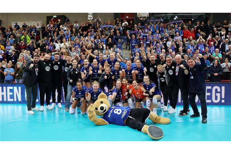 Großer Jubel nach dem Einzug ins Pokal-Finale: Die Volleyballerinnen von Allianz MTV Stuttgart bleiben in dieser Saison ungeschlagen.Großer Jubel nach dem Einzug ins Pokal-Finale: Die Volleyballerinnen von Allianz MTV Stuttgart bleiben in dieser Saison ungeschlagen.