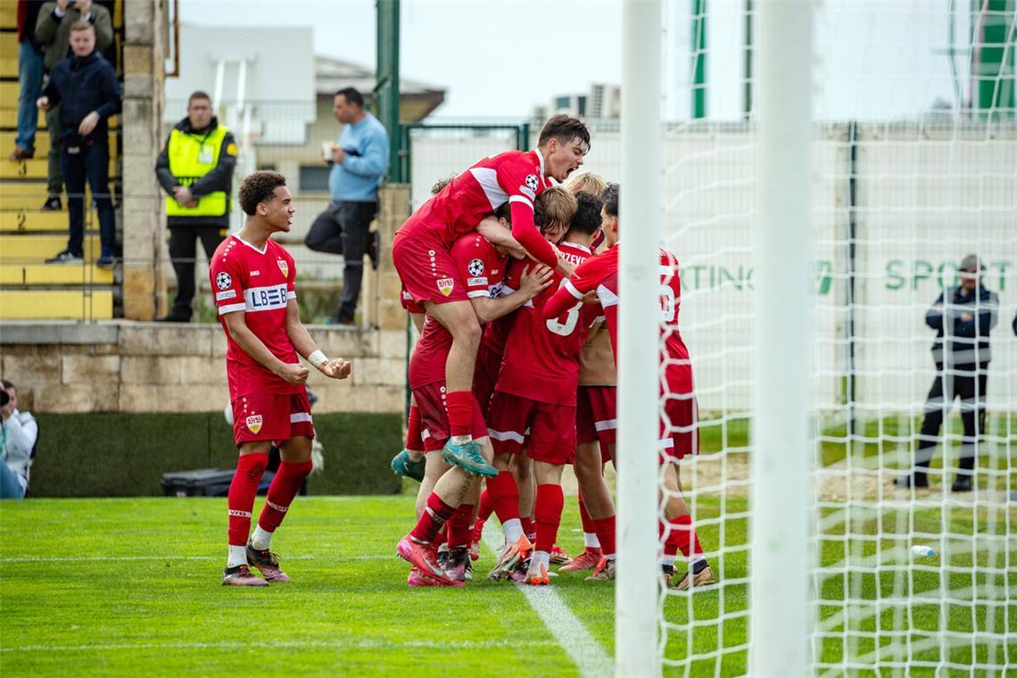 Die VfB-Jugend kämpft – und ist eine Runde weiter Großer Jubel nach dem zwischenzeitlichen 3:1 – der VfB steht in der nächsten Runde der Youth League