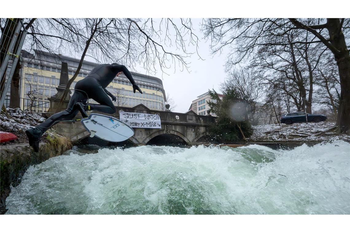 Großer Sprung zurück auf die Eisbachwelle: Surfer erobern bei winterlichen Temperaturen Münchens Hotspot wieder