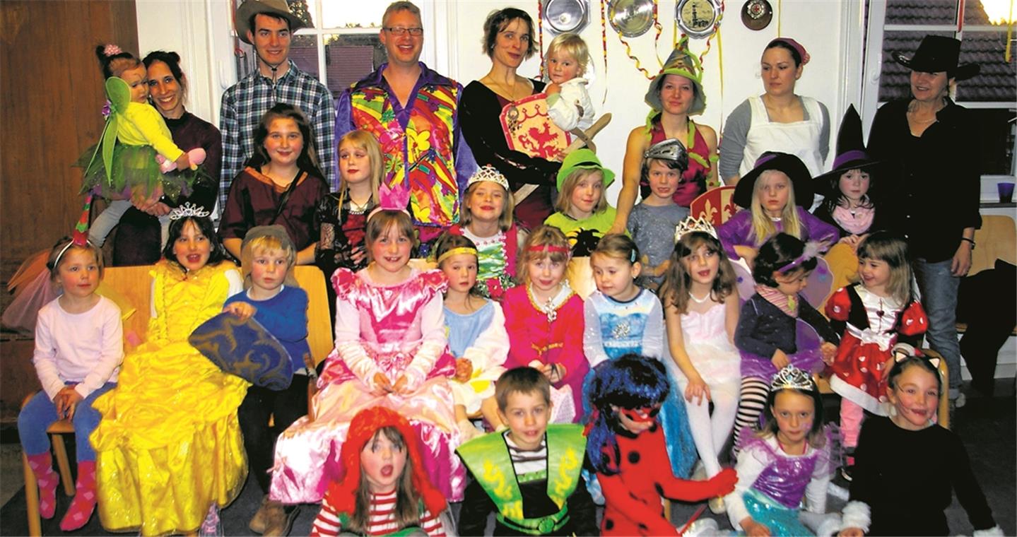 Graber Chorkinder feiern Fasching GROSSERLACH (pm). Kürzlich haben die Kinder und Jugendlichen der Graber Chöre Fasching gefeiert. Die kleinen und großen Sängerinnen und Sänger erschienen zahlreich und fantasievoll verkleidet. Es wurde viel gesungen und gespielt, auch eine Polonaise durch die Probenräume durfte nicht fehlen. Zum Abschluss gab es für die Kinder und Jugendlichen leckere Krapfen. Foto: privat