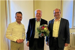 Großerlachs Bürgermeister Kevin Dispan (links) und Murrhardts Bürgermeister Armin Mößner (rechts) verabschieden Werner Stingel. Foto: Stadtverwaltung Murrhardt