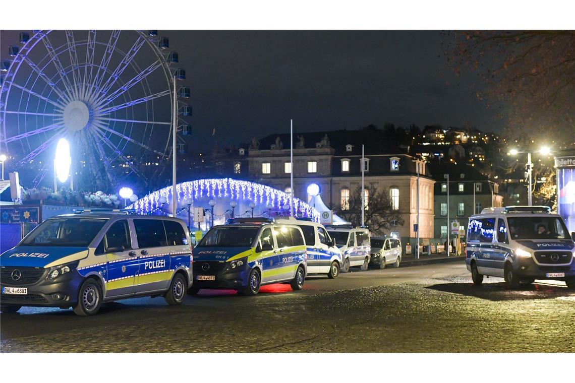 Großes Polizeiaufgebot am Schlossplatz in Stuttgart an Silvester.