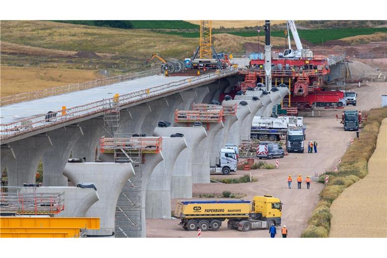 Großprojekte beim Bau sind betroffen, wenn künftig Tariftreue vorgeschrieben wird - hier eine Autobahnbrücke bei Halle/Saale. (Archivbild)