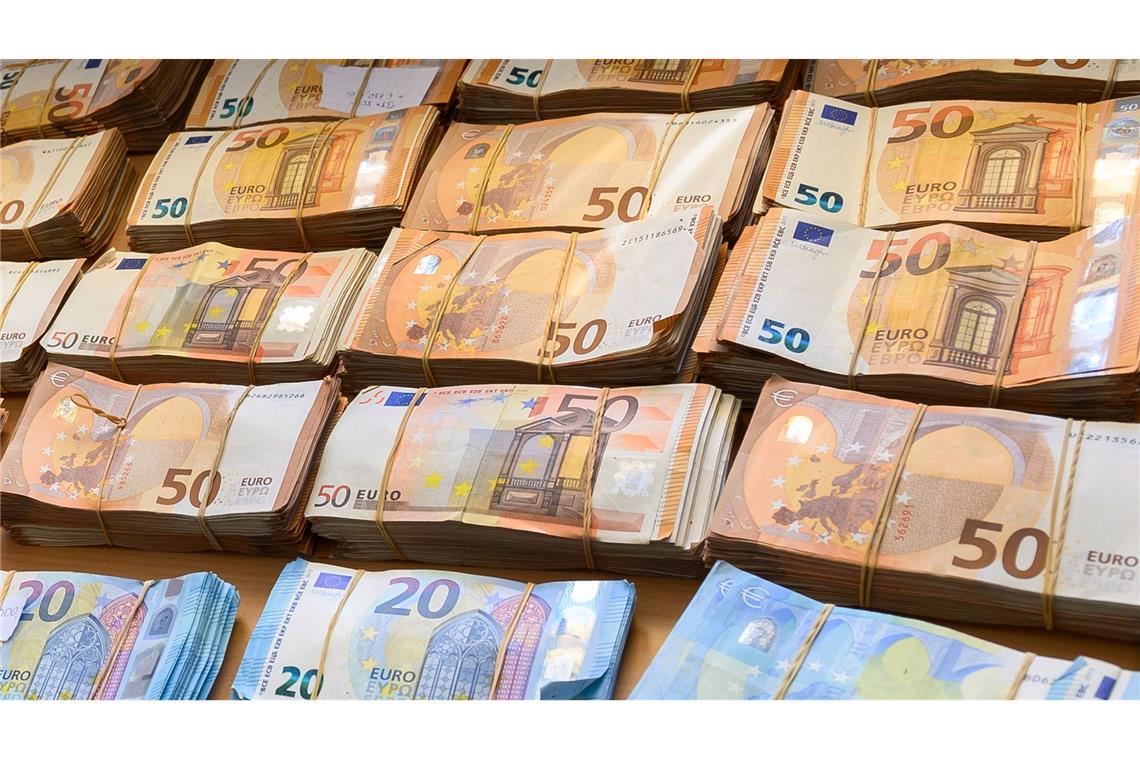 CDU bekommt fast zehnmal so viele Großspenden wie die SPD Großspenden füllen derzeit die Wahlkampfkassen von CDU und FDP.
