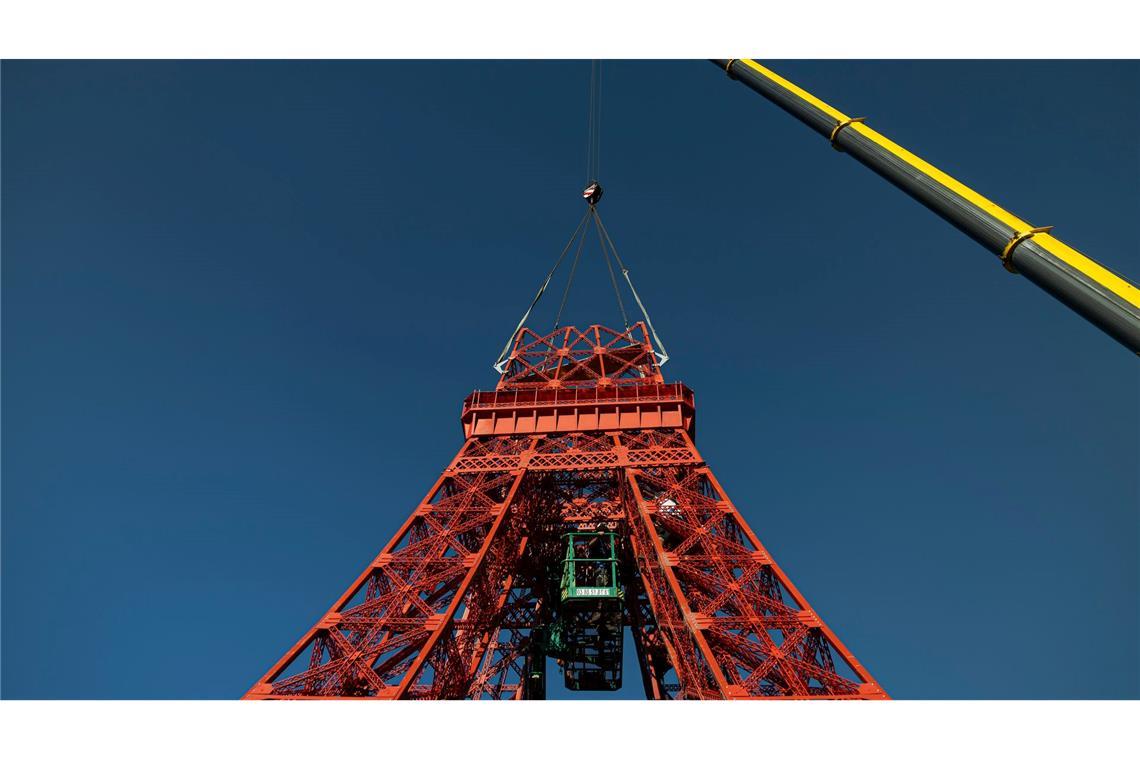 Bilder des Tages Großvater und Enkel bauen Eiffelturm im Elsass nach.