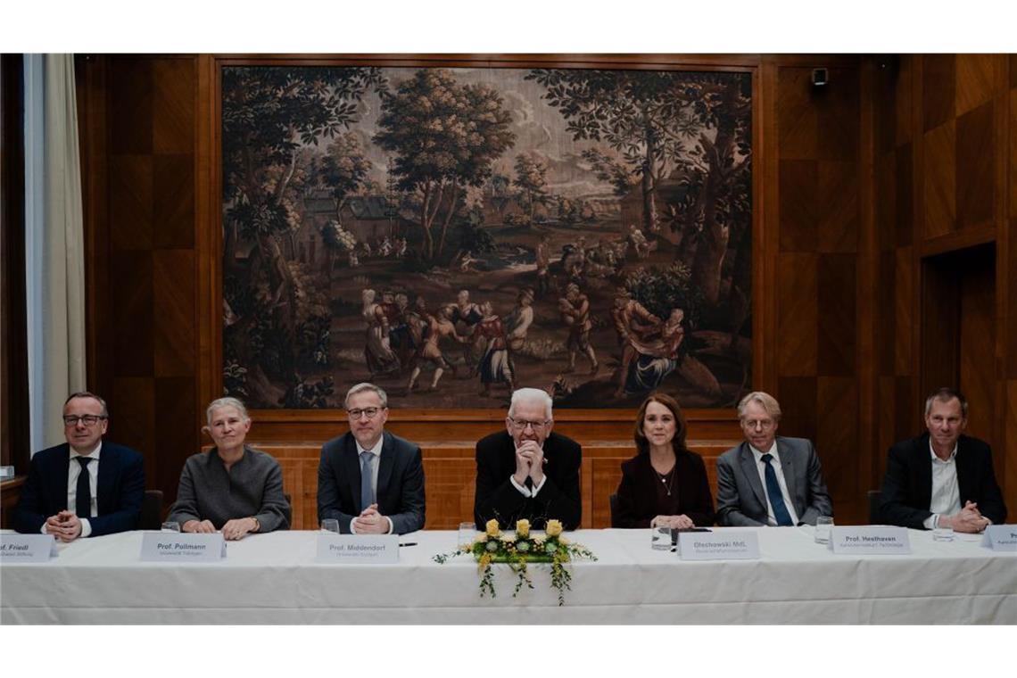 Gründer der KI-Nachwuchsschmiede (von links nach rechts): Gunther Friedl, Karla Pollmann, Peter Middendorf, Winfried Kretschmann, Petra Olschowski, Jan Hesthaven und  Oliver Kraft