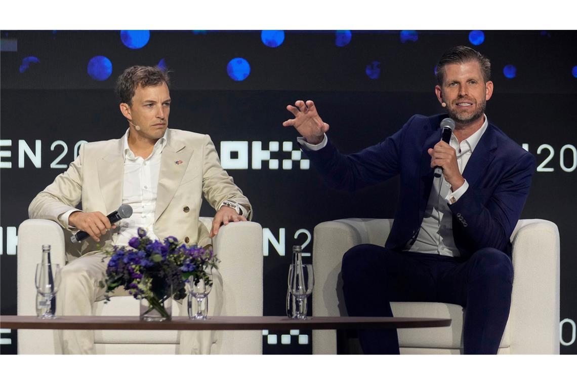 Digital-Token der Trump-Familie sinkt am ersten Handelstag Gründer wie Präsidentensohn Eric Trump (rechts im Bild) dürfen ihre WLFI-Bestände vorerst nicht verkaufen. (Archivbild)