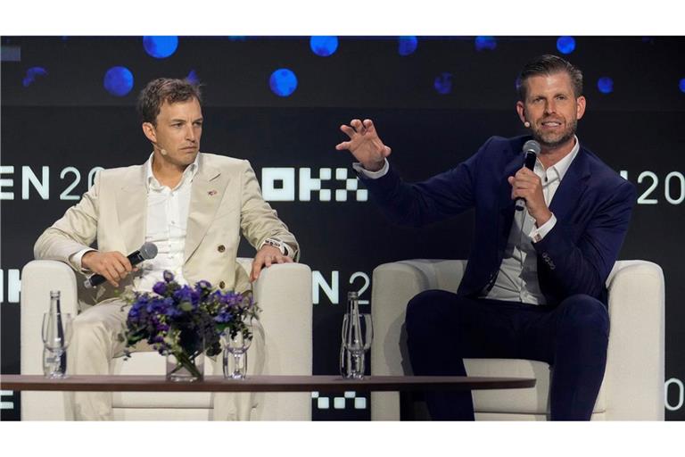 Gründer wie Präsidentensohn Eric Trump (rechts im Bild) dürfen ihre WLFI-Bestände vorerst nicht verkaufen. (Archivbild)