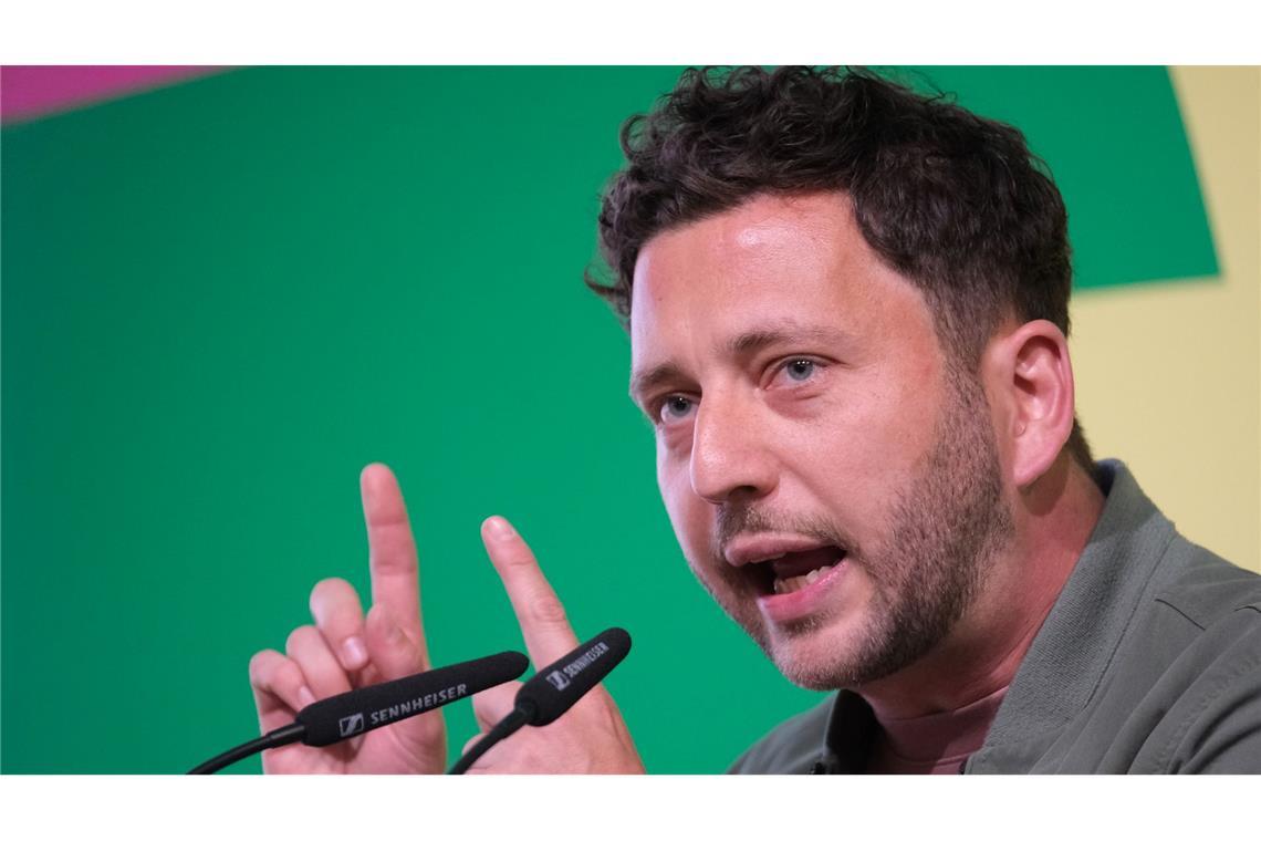 Grünen-Chef Felix Banaszak warnt: 2033 darf nicht wie 1933 werden. (Archivfoto)