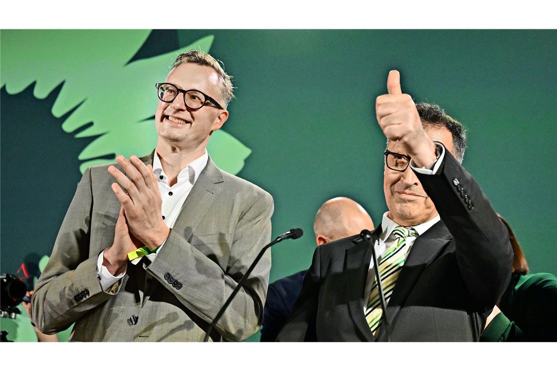 Grünen-Fraktionschef Andreas Schwarz (links) mit Cem Özdemir am Abend des Wahlsonntags.