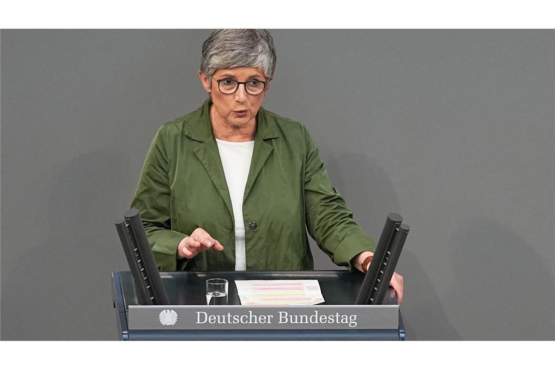 Bundestag stimmt für historisches Schuldenpaket Grünen-Fraktionschefin Haßelmann ging Merz und Union scharf an - will aber zustimmen.