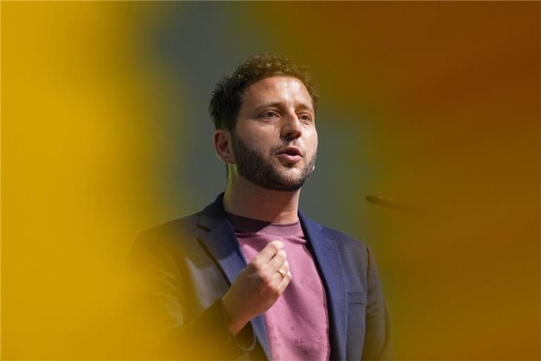 Grünen-Parteichef Felix Banaszak fragt im Sommer in einem Impulspapier, ob die Grünen Ostdeutschland schon aufgegeben hätten – oder umgekehrt.