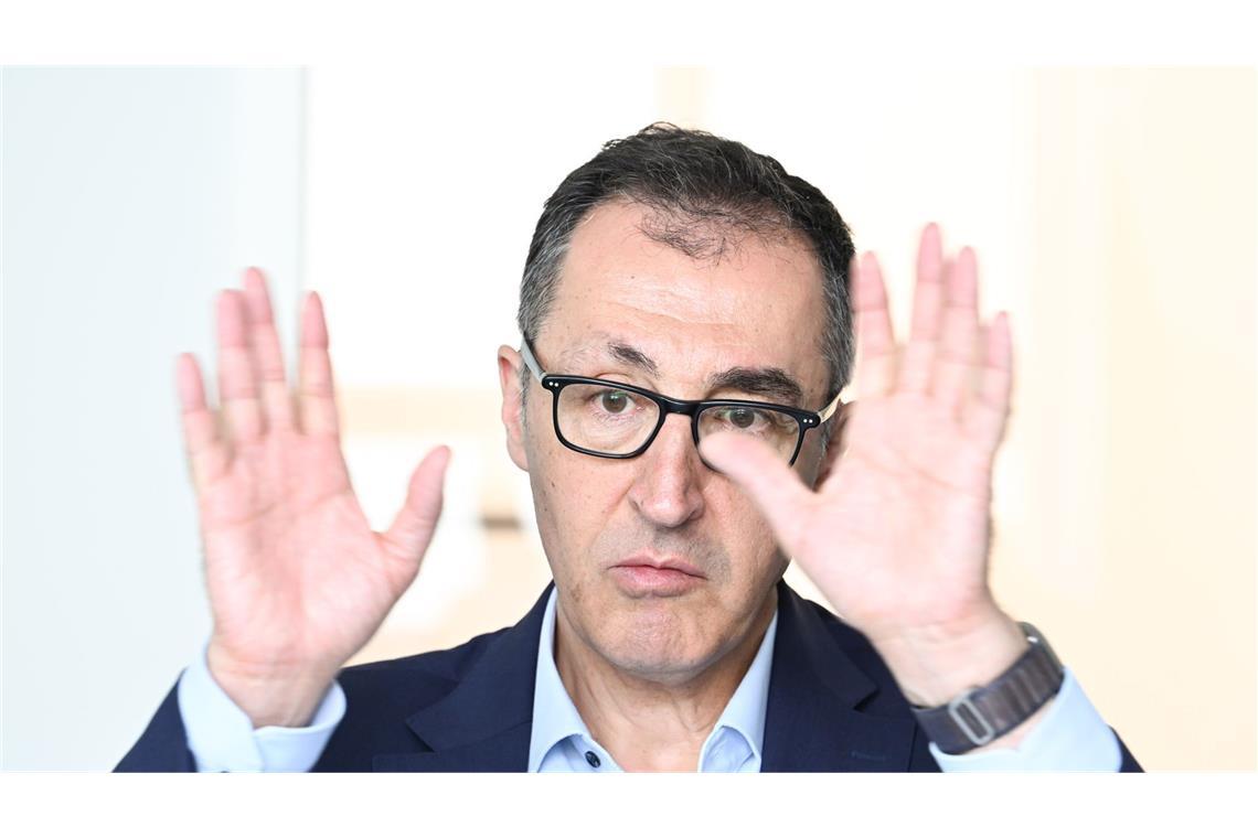 Grünen-Politiker Cem Özdemir hat sich beim Handball zwei Finger gebrochen. (Archivbild)