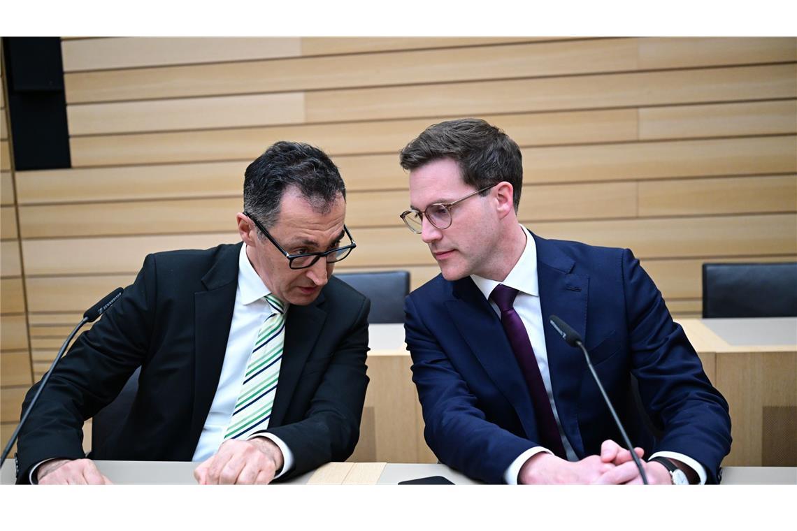 Grünen-Spitzenkandidat Cem Özdemir und CDU-Spitzenkandidat Manuel Hagel (re.) am Wahlabend. Nähe oder Distanz?