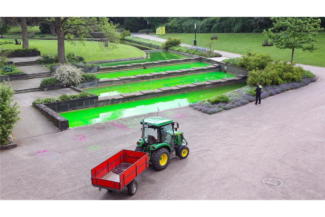Grüner Brunnen als Protestsignal: Extinction Rebellion färbt Wasser in Planten un Blomen in Hamburg