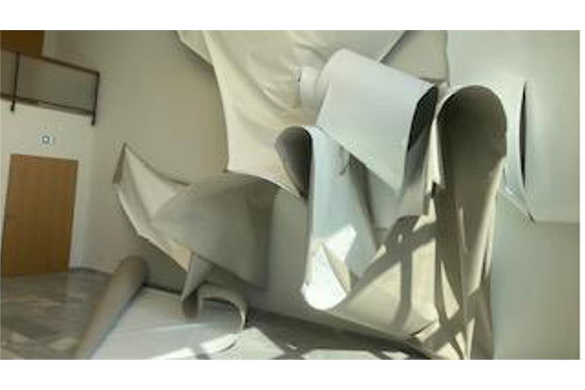 Im Kunstgebäude Stuttgart macht Katharina Grosse den Raum zum Bild Grundierte Leinwände formen sich zu „Untitled“