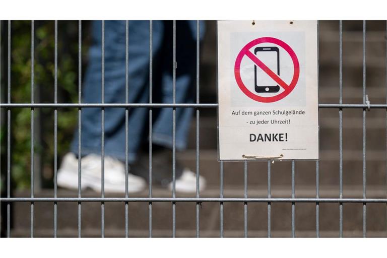 Grundsätzlich ist der Umgang mit Mobiltelefonen in Schulen Sache der Länder. (Symbolbild)