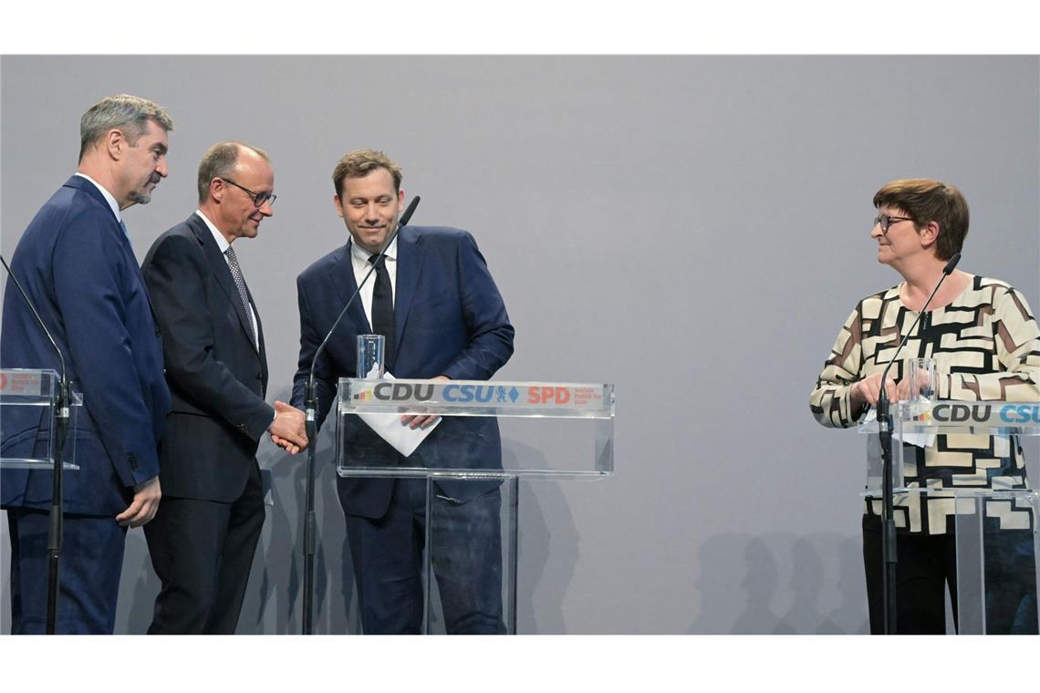 Die eigentliche Arbeit beginnt erst Gruppenbild mit Dame: Die neuen Koalitionspartner Markus Söder, Friedrich Merz, Lars Klingbeil und Saskia Esken (von links)