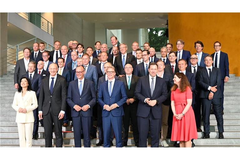 Gruppenbild mit zwei Frauen.