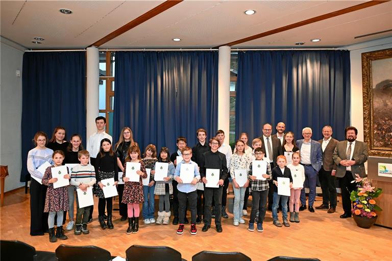 Gruppenfoto mit den Preisträgerinnen und Preisträgern sowie am rechten Bildrand (von rechts): Organisator Kulturamtsleiter Uwe Matti, Wolfgang Matt, Vorstandsmitglied der Volksbank Backnang, Ulrich Weiß, ehemaliger Vorstandsvorsitzender der Volksbank Murrhardt und Mitbegründer des Wettbewerbs, Eleonore Hänsch, Gewinnerin des Ehrenpreises des Lions-Clubs Backnang, dessen Präsident Markus Kuffner und Bürgermeister Armin Mößner. Foto: Elisabeth Klaper