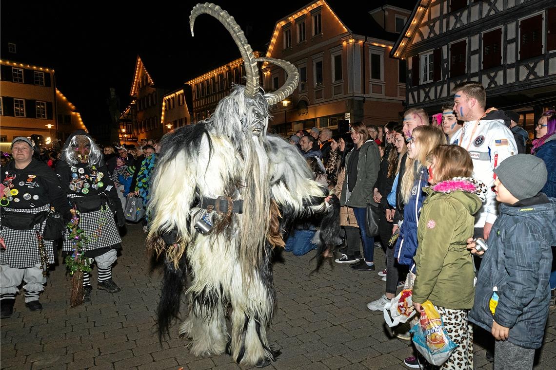Fröhliches Gruseln in der Innenstadt Gruselige Gestalten aller Art machten den Murrhardter Nachtumzug nicht nur für Kinder zu einem schaurig-schönen Erlebnis.Fotos: J. Fiedler