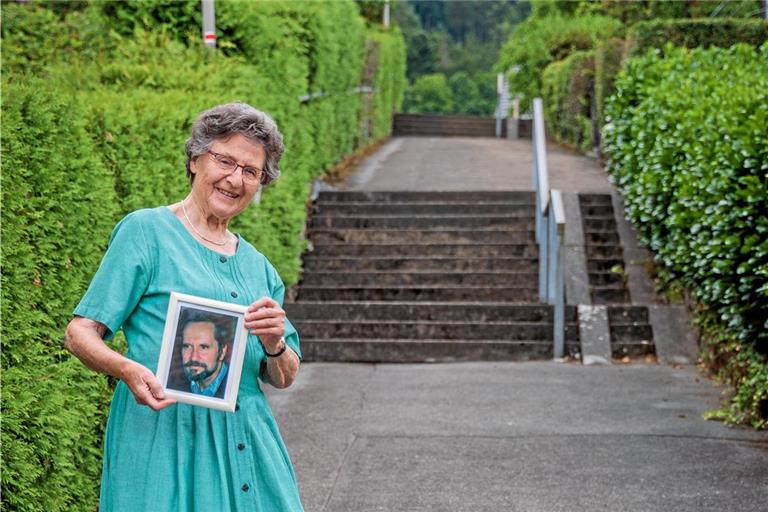 Gudrun Gruber freut sich über die Ehre, die ihrem Mann posthum erteilt wird. Die künftige Giselher-Gruber-Staffel führt zu ihrem Zuhause. Foto: Stefan Bossow