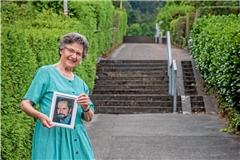 Gudrun Gruber freut sich über die Ehre, die ihrem Mann posthum erteilt wird. Die künftige Giselher-Gruber-Staffel führt zu ihrem Zuhause. Foto: Stefan Bossow