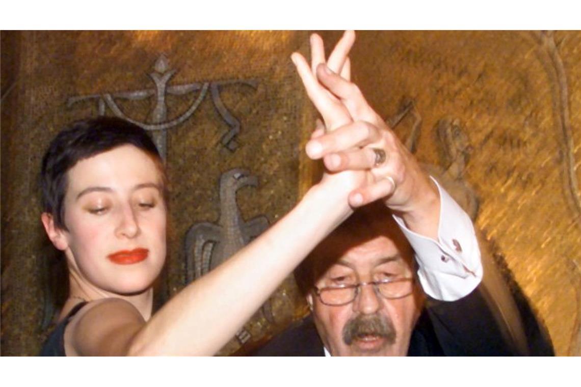 Günter Grass tanzt 1999 mit seiner Tochter.
