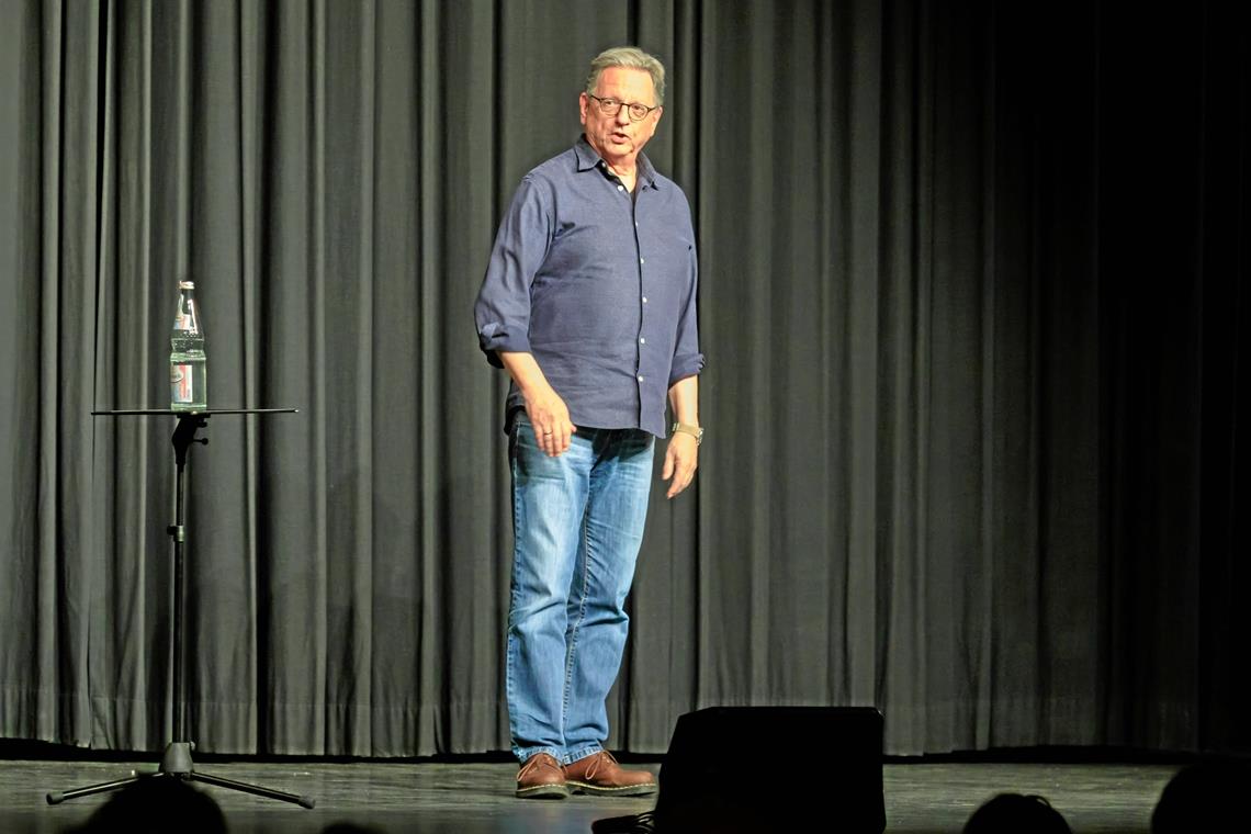 Entführungslogistik und Mofalenkwaffen Günter Grünwald sorgt bei den Winterkulturtagen in Murrhardt für ein volles Haus. Knapp 400 Gäste wollen den Meister der Übertreibung live erleben. Foto: Stefan Bossow