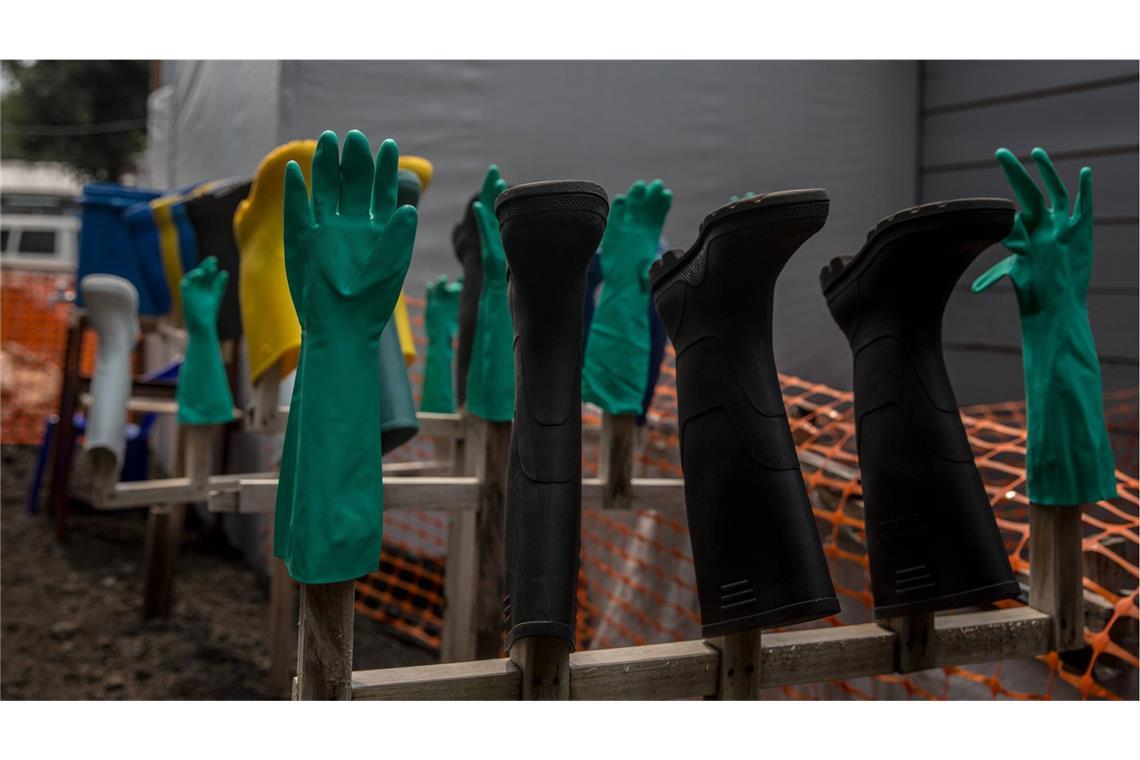 Gummistiefel und Handschuhe zum Infektionsschutz vor Ebola hängen zum Trocknen in einem Hopital in Goma in der Demokratischen Republik Kongo.