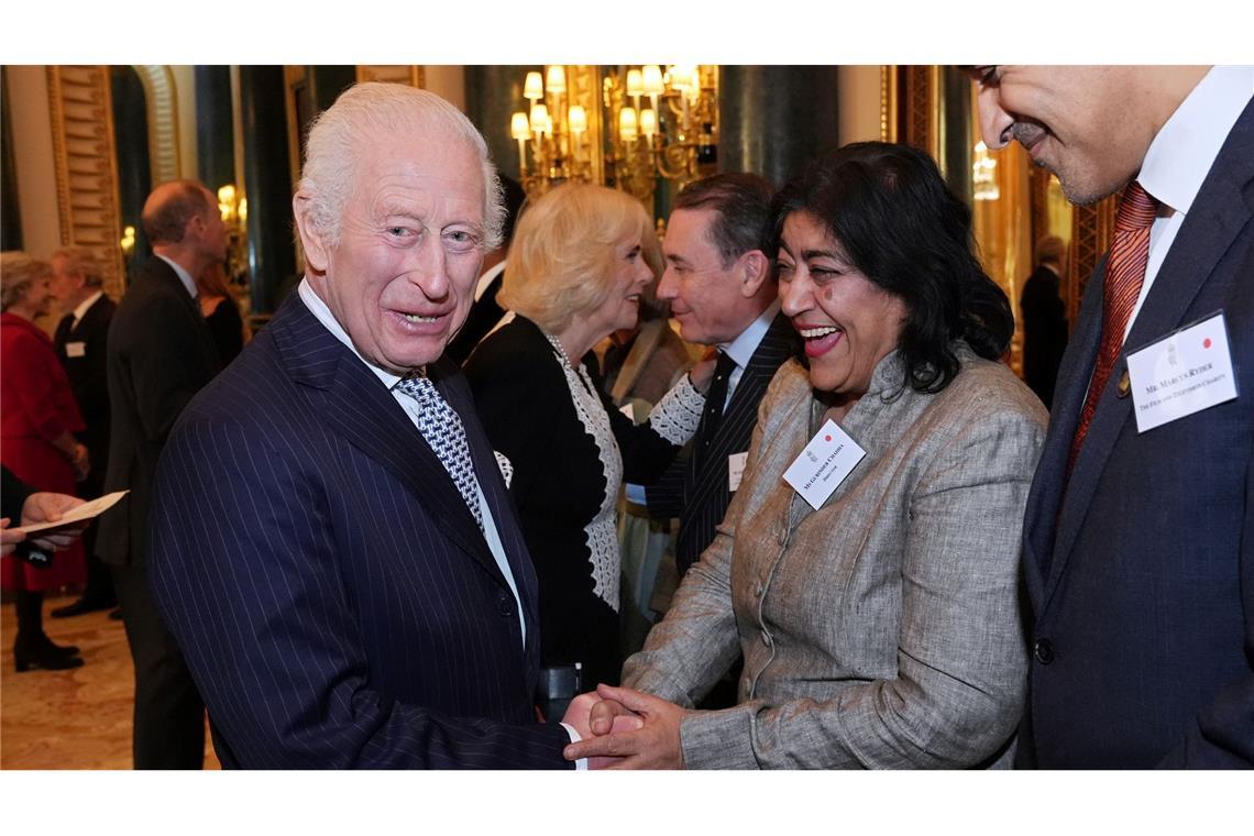 Gurinder Chadha mit König Charles III. im November 2024 bei einem Empfang.