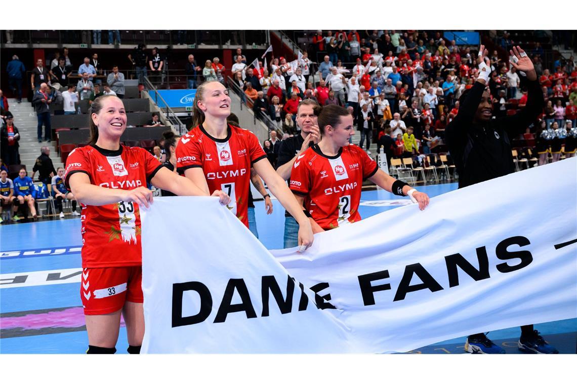 HB Ludwigsburg macht Meisterschaft und Double perfekt Guro Nestaker, Viola Leuchter und Mareike Thomaier (v.li.) bedankten sich schon beim letzten Saisonheimspiel bei den Fans der HB Ludwigsburg.