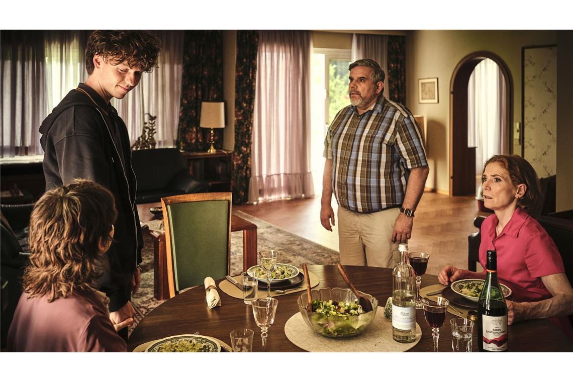 Gustav (Bruno Cathomas, zweiter von re.) und Emilia (Judith Hofmann, ganz re.) sind schockiert, dass ihr Sohn Mike (Jeremias Meyer) seine neue Freundin Nisha (Amina Merai, li.) heiraten will.