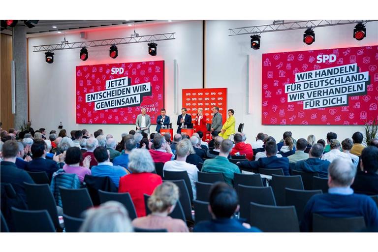 Gut 358.000 Mitglieder der SPD können von Dienstag an über den Koalitionsvertrag mit der Union abstimmen.