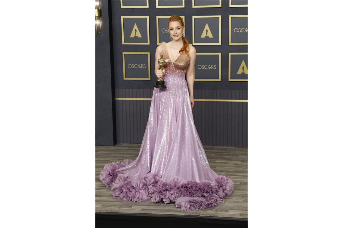 Die schlimmsten Oscar-Kleider aller Zeiten Gut, dass Jessica Chastain 2022 den Oscar als beste Hauptdarstellerin bekam – ihr Gucci-Kleid war nämlich weniger preisverdächtig. Es ging oben in Gold gut los, verlor sich dann aber in einem fliederfarbenen Rock, dessen Bordüre irgendwie an die Frisur von Sesamstraßen-Tiffy erinnert.