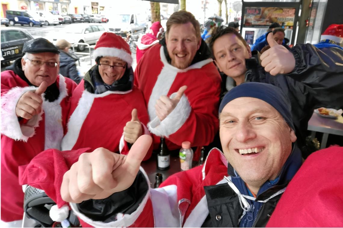 Munero unterwegs als Christmas Biker Gut drauf: Munero-Mitglieder (von links) Andreas Hoffmann, Uwe Kähnemund, Julian Holland , Thomas Pfreundtner und Ralf Oppenländer.
