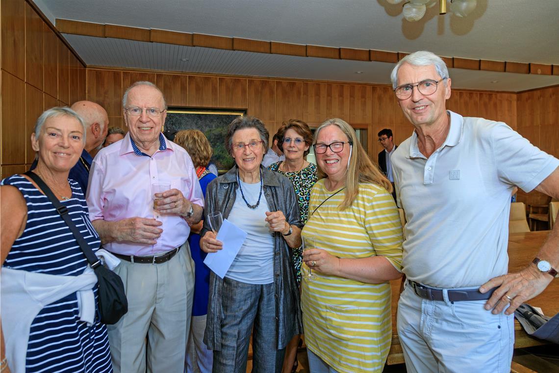 Was britisch-deutsche Bande ausmachen Gut durchgemischelt (von links vorne): Margaret Brulais, Horst Klein, Gudrun Gruber, Gitta Luther-Frömel, Susan Wilthew und Hans-Ulrich Luther. Fotos: Stefan Bossow