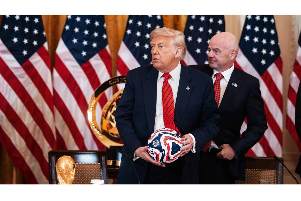 Gut ein halbes Jahr vor der Fußball-Weltmeisterschaft geben sich Donald Trump und Fifa-Chef Infantino als ziemlich beste Freunde (Archivfoto).