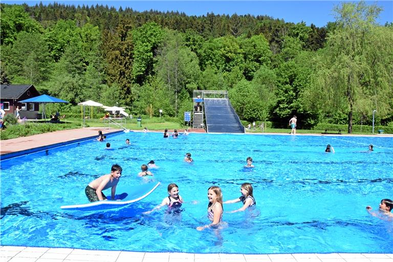 Gut gelaunte junge Besucherinnen und Besucher beim Saisonstart Mitte Mai. Mehr oder weniger sichtbar sind noch einige Problemzonen und Sanierungsthemen im Freibad. Foto: Elisabeth Klaper