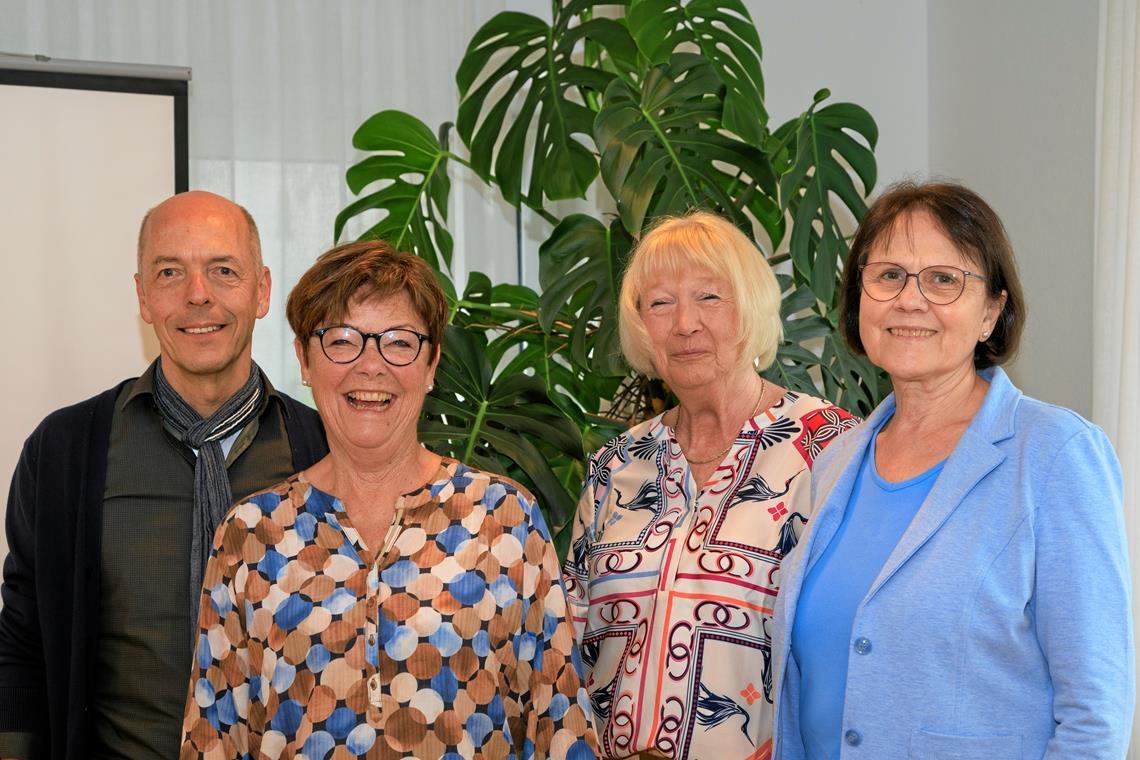 Wenn nach der Rente noch nicht Schluss ist Gut gelaunte Runde mit (von links) geschäftsführendem Vorstand Thomas Nehr, Karin Holspach-Richter, Edith Albrechts und Gerda Kaufmann-Eckerle beim Treffen in der Diakoniestation in Murrhardt. Foto: Stefan Bossow