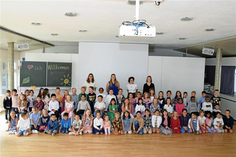 Gut gelaunter Auftakt im Nägelesaal der Walterichschule mit den neuen Kindern und ihren Lehrerinnen Melanie Mayer, Lea Honold, Jovana Schmid und Linda Knödler (hinten von links).