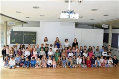 Gut gelaunter Auftakt im Nägelesaal der Walterichschule mit den neuen Kindern und ihren Lehrerinnen Melanie Mayer, Lea Honold, Jovana Schmid und Linda Knödler (hinten von links).
